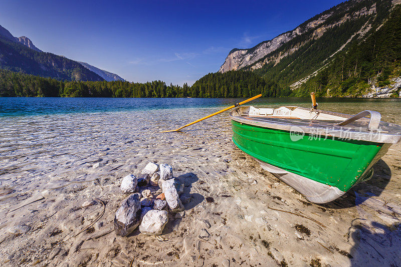 休闲船在高山湖Tovel - Trentino alto adige, Dolomites -意大利